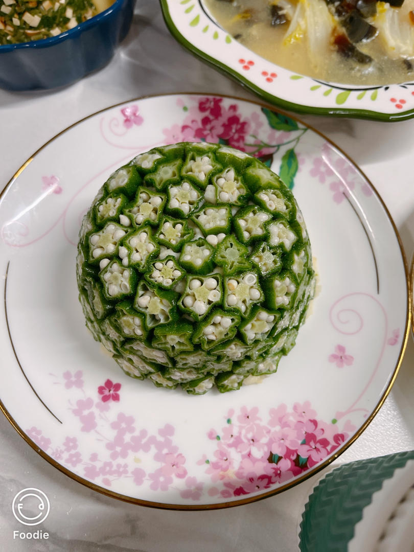 这绝对是秋葵颜值最高的做法，好看又好吃，端上桌最先光盘