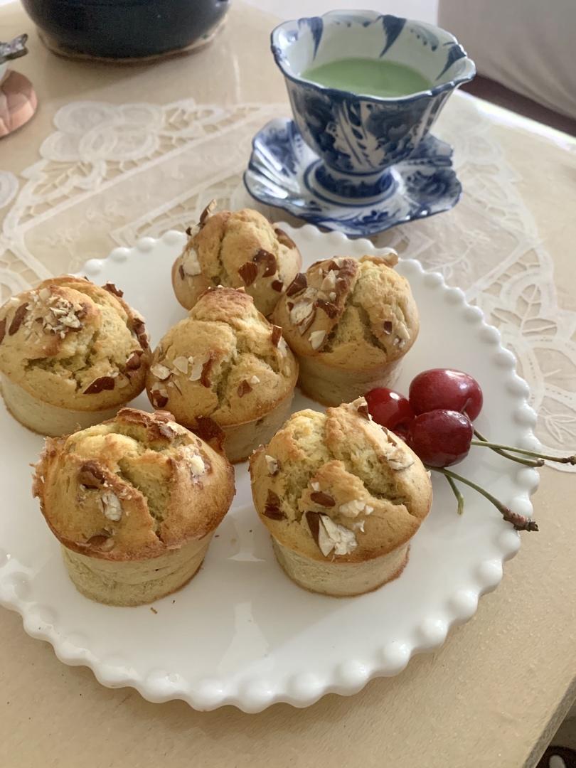 香蕉马芬纸杯蛋糕黑加仑干花生碎
