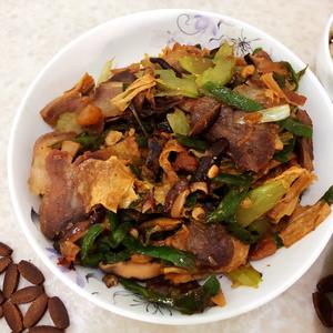 普宁豆酱腐竹香菇芹菜尖椒炒腊肉的做法 步骤7