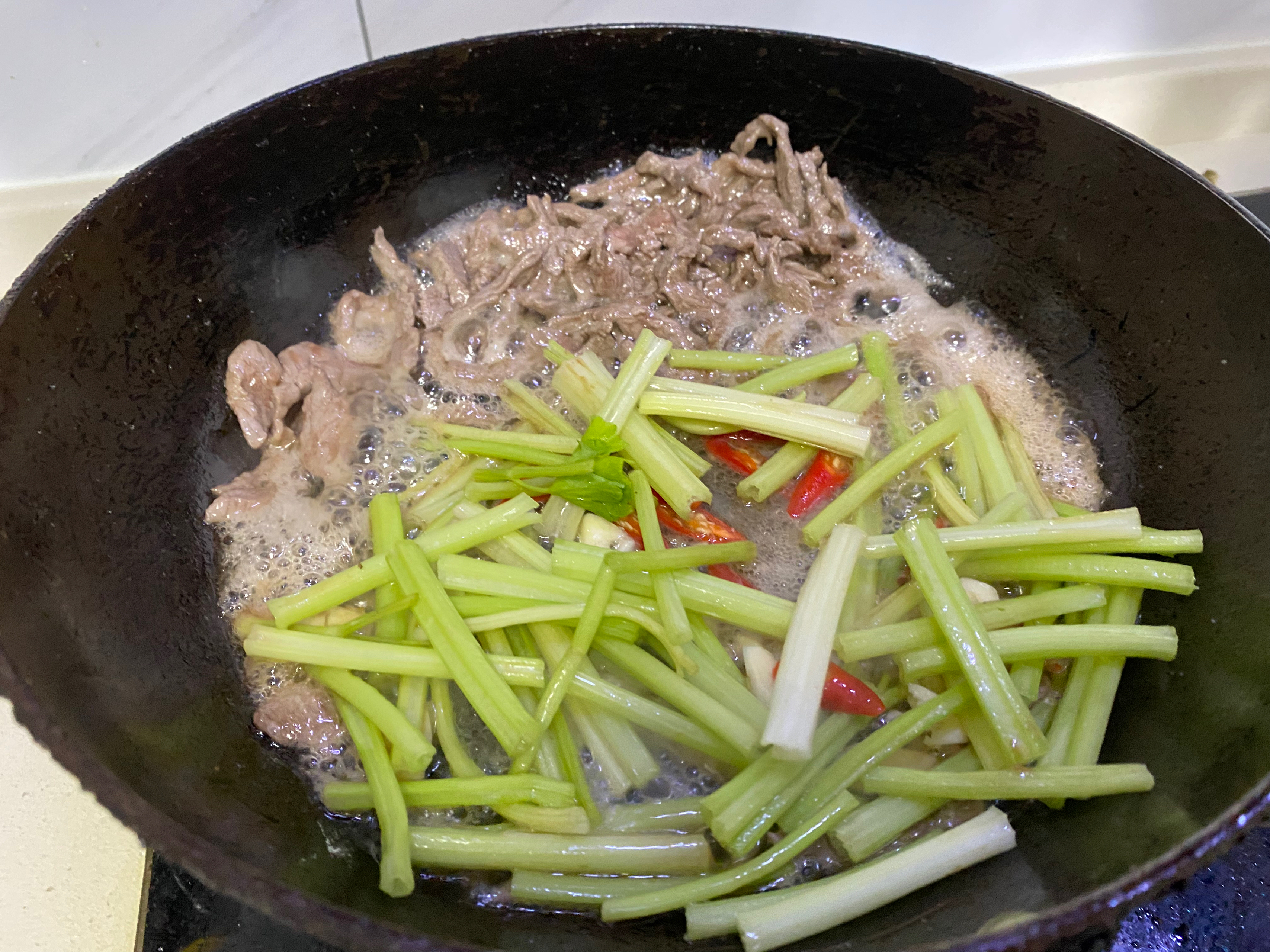 芹菜炒牛肉(下饭菜)的做法 步骤3