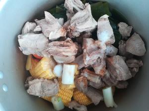 海带玉米胡萝卜排骨汤的做法 步骤6