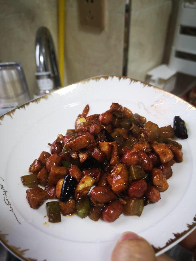 〈宫保鸡丁〉，小时候最爱的菜之一，郫县豆瓣酱版。欣小厨 😉