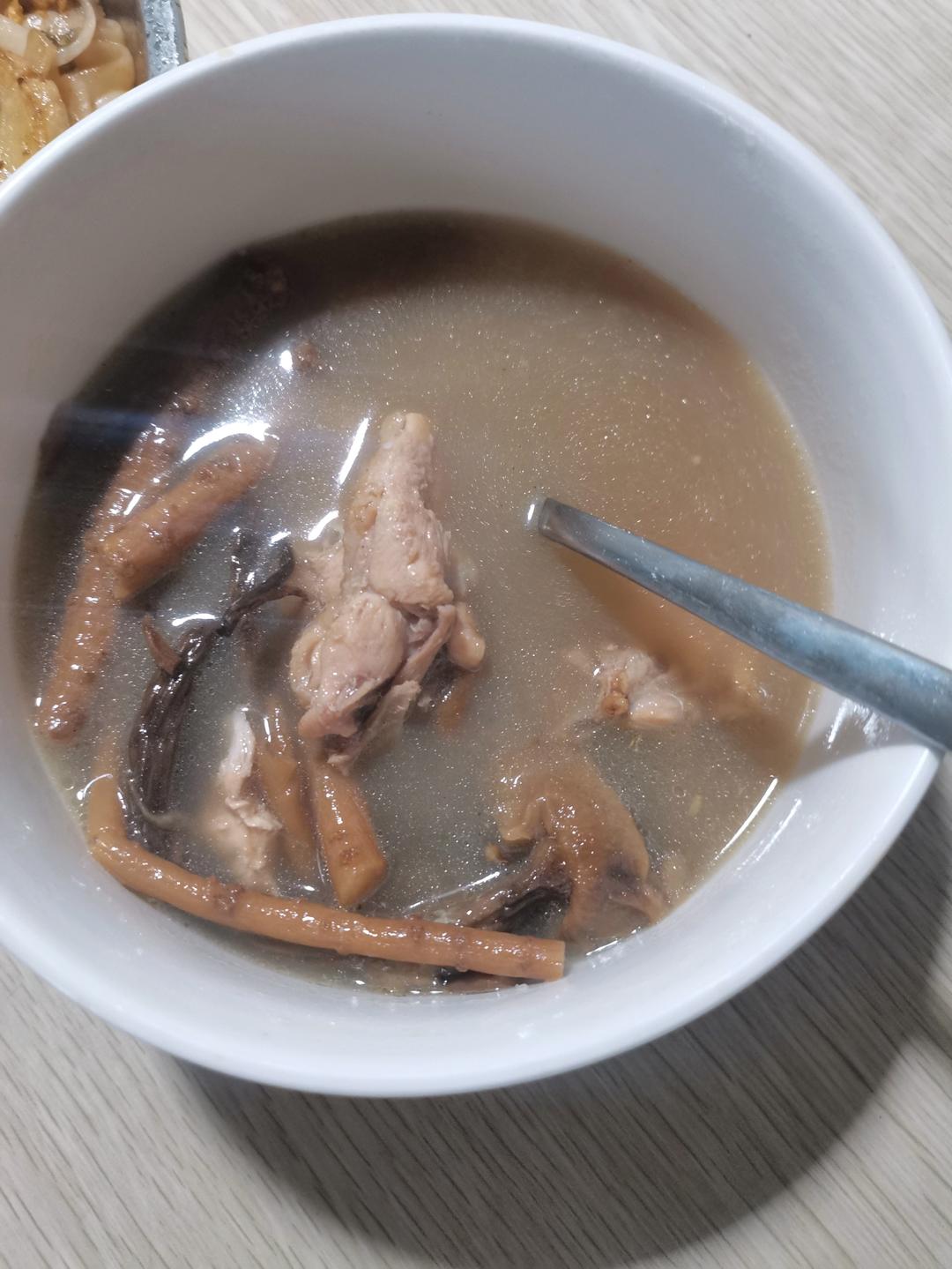 炖鸡汤(党参、当归、红枣、枸杞、香菇)