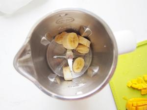 自己做饮品——香蕉芒果奶昔的做法 步骤4