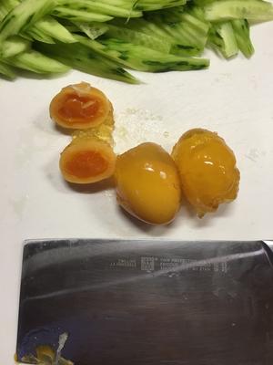 黄瓜皮蛋汤的做法 步骤1