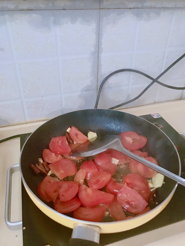 西红柿金针菇汤，超级鲜的做法 步骤3