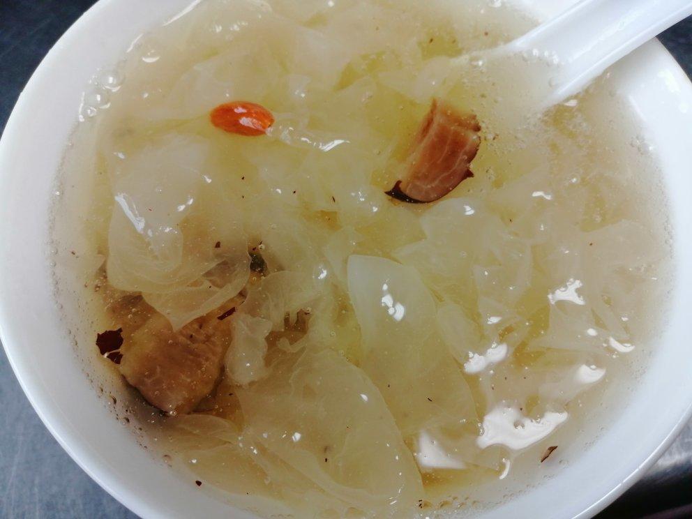 冰糖银耳红枣汤