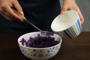 紫薯鸡蛋卷的做法 步骤2