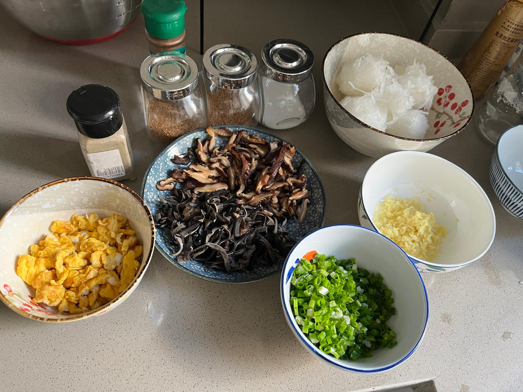 健康低脂家庭版白萝卜，胡萝卜，香菇，木耳，鸡蛋素包子（玉米面+白面）