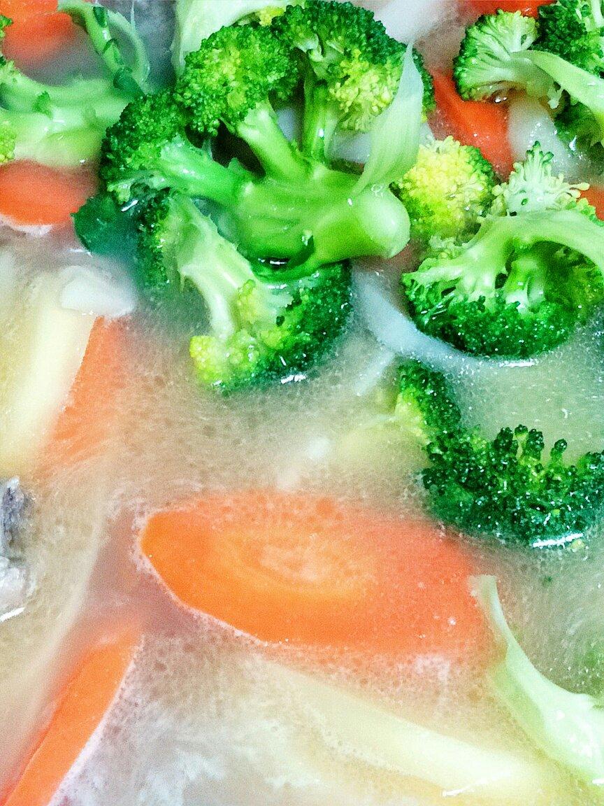 紫胡萝卜玉米排骨火锅