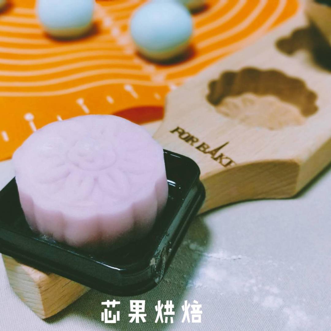 绿豆沙蛋黄冰皮月饼