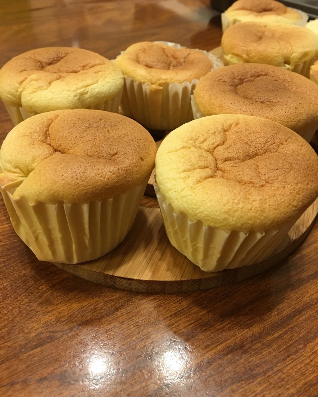戚风杯子蛋糕^_^不开裂不回缩喔～