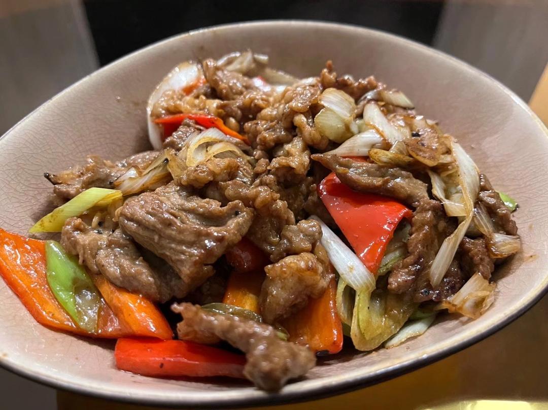 厨师长教你：“葱爆牛肉”的家常做法，葱香味浓郁先收藏起来