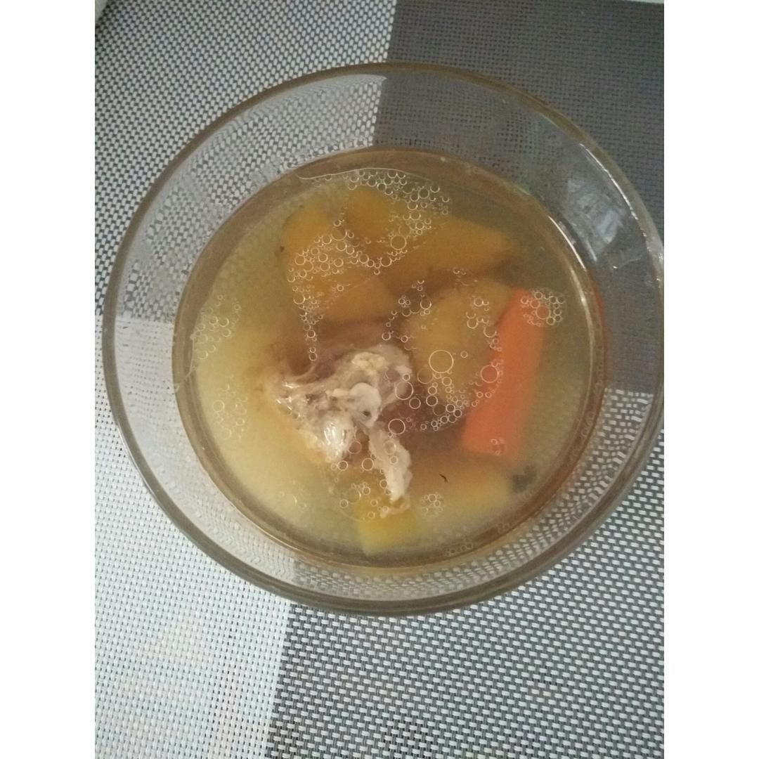 雪莲果红萝卜煲龙骨