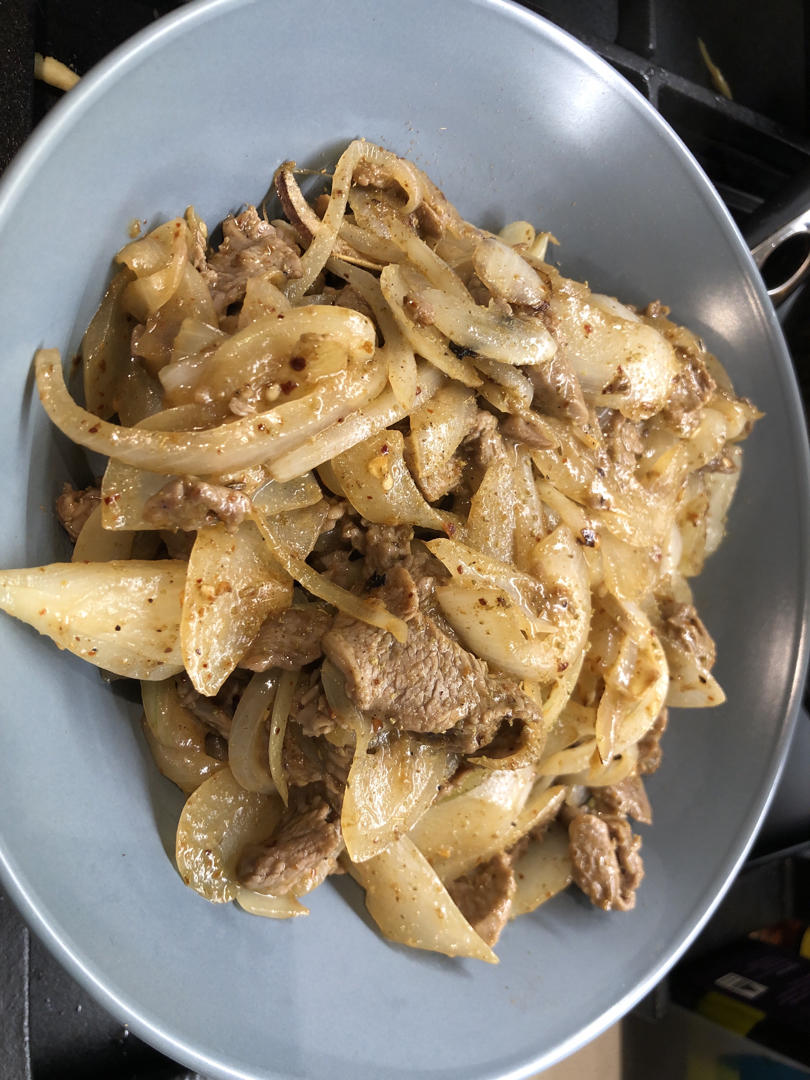 用洋葱也叫葱爆的-孜然羊肉