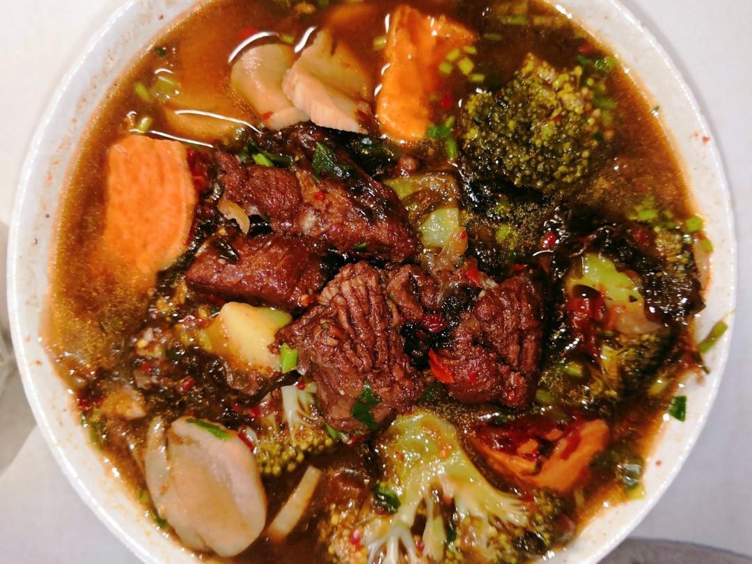 汤浓肉嫩的番茄牛腩，牛腩软烂秘法
