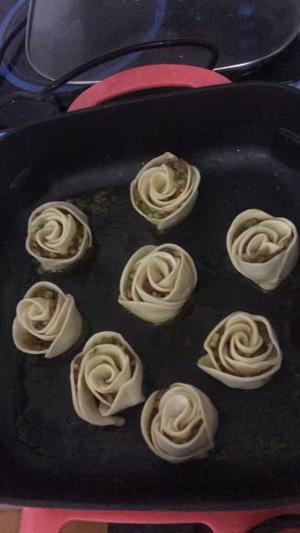 玫瑰花煎饺的做法 步骤5