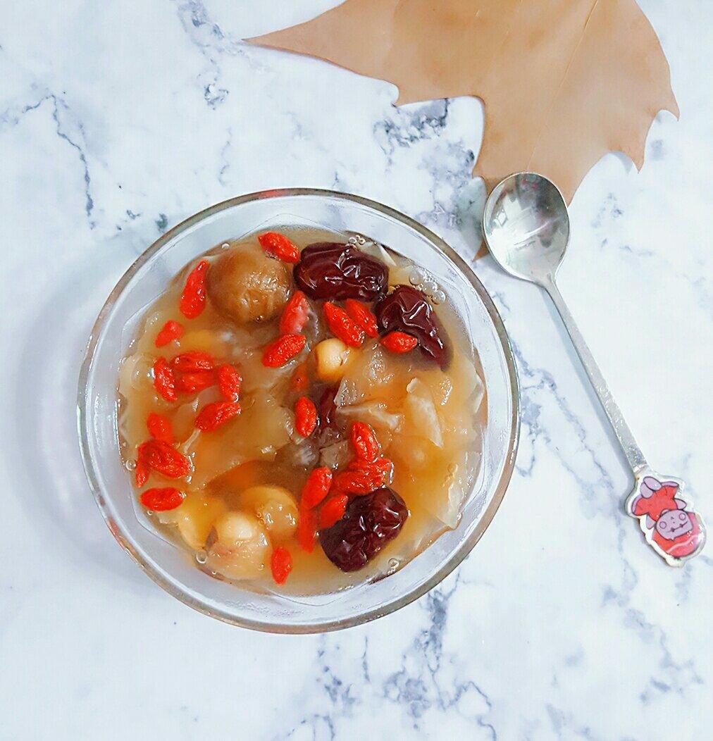 lwf做的桂圆红枣银耳莲子羹