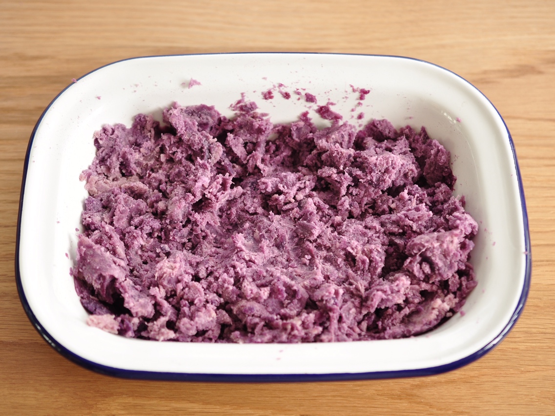 酸奶淋缤纷水果紫薯环的做法 步骤3