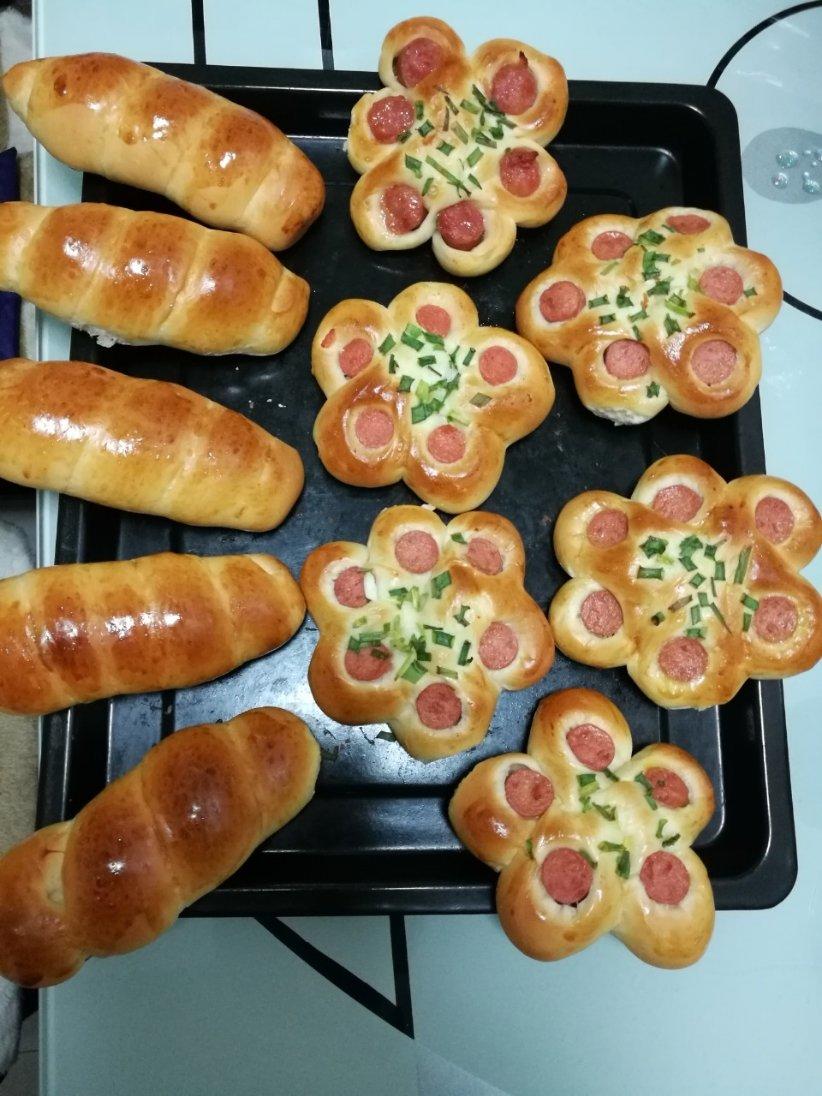 [香兰世家]面包诱惑--花朵般的香葱肉肠面包