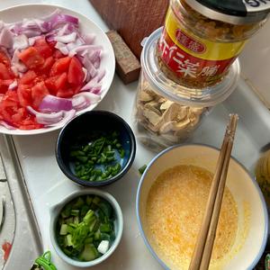 番茄虾仁菠萝三色糙米藜麦菜脯咖喱椰浆泰式蛋炒饭的做法 步骤7