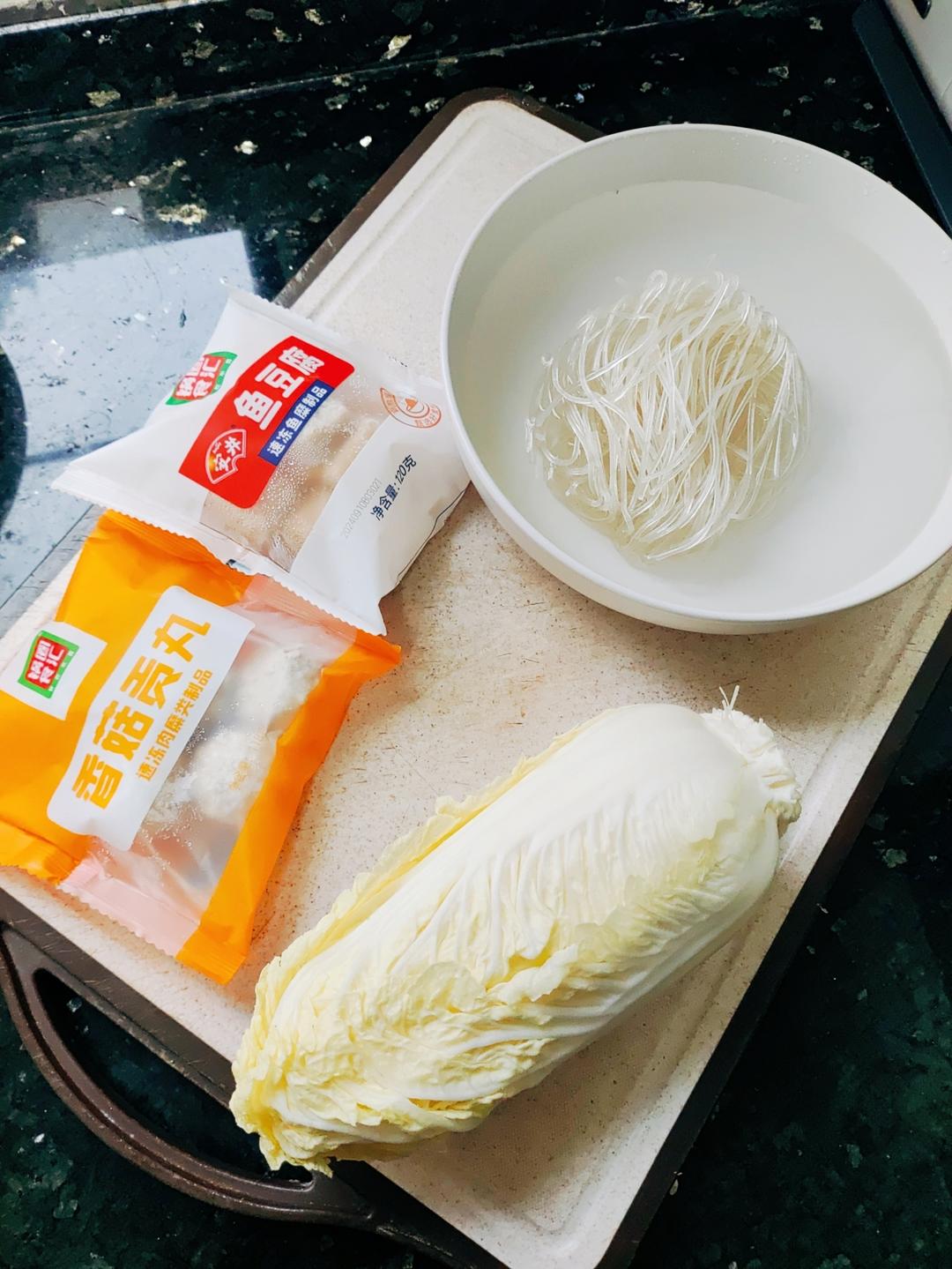 白菜粉丝丸子汤的做法 步骤2
