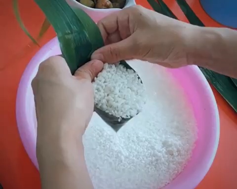 不用绳子的蜜枣粽子包法 （有视频）的做法 步骤6
