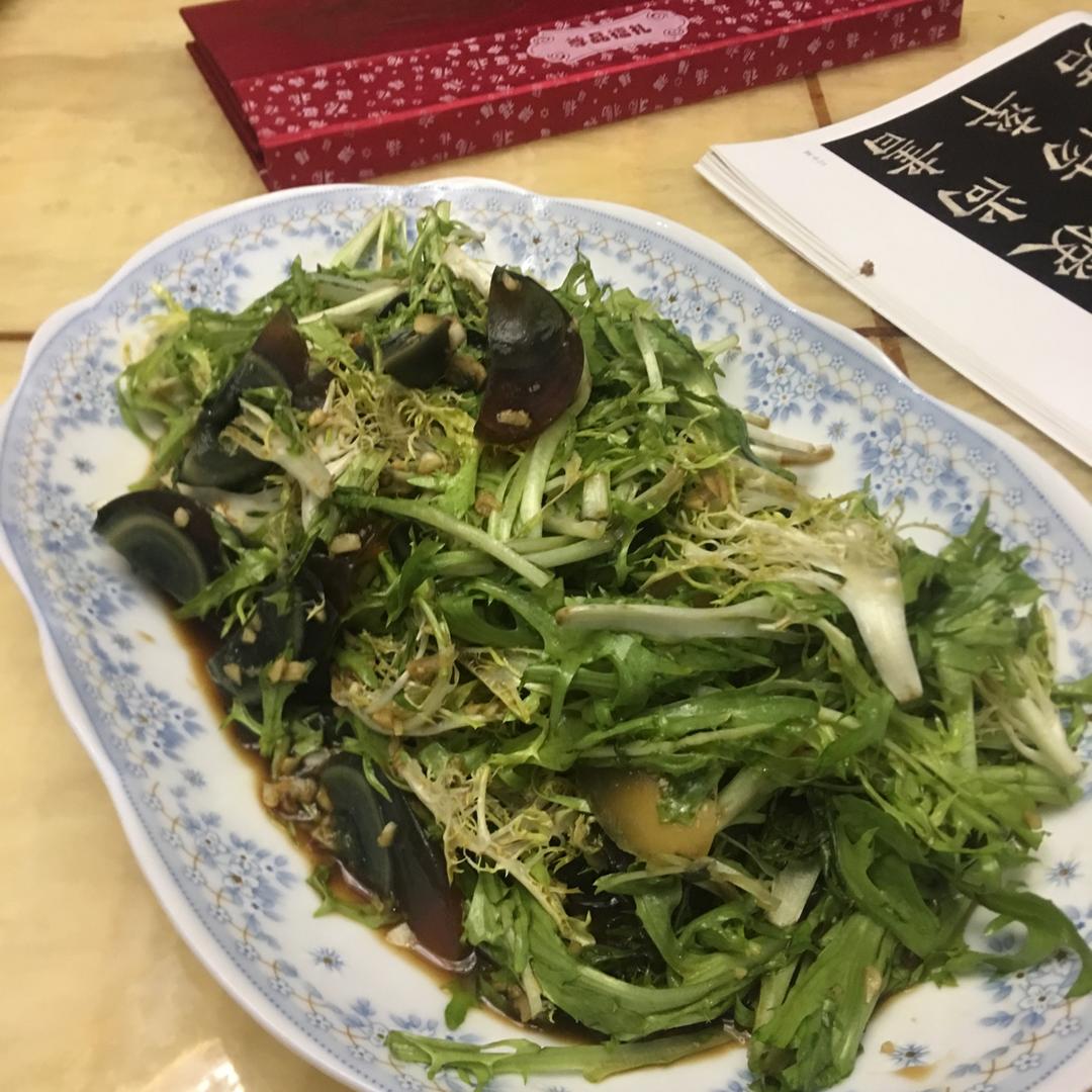 东北凉菜_苦菊皮蛋花生米