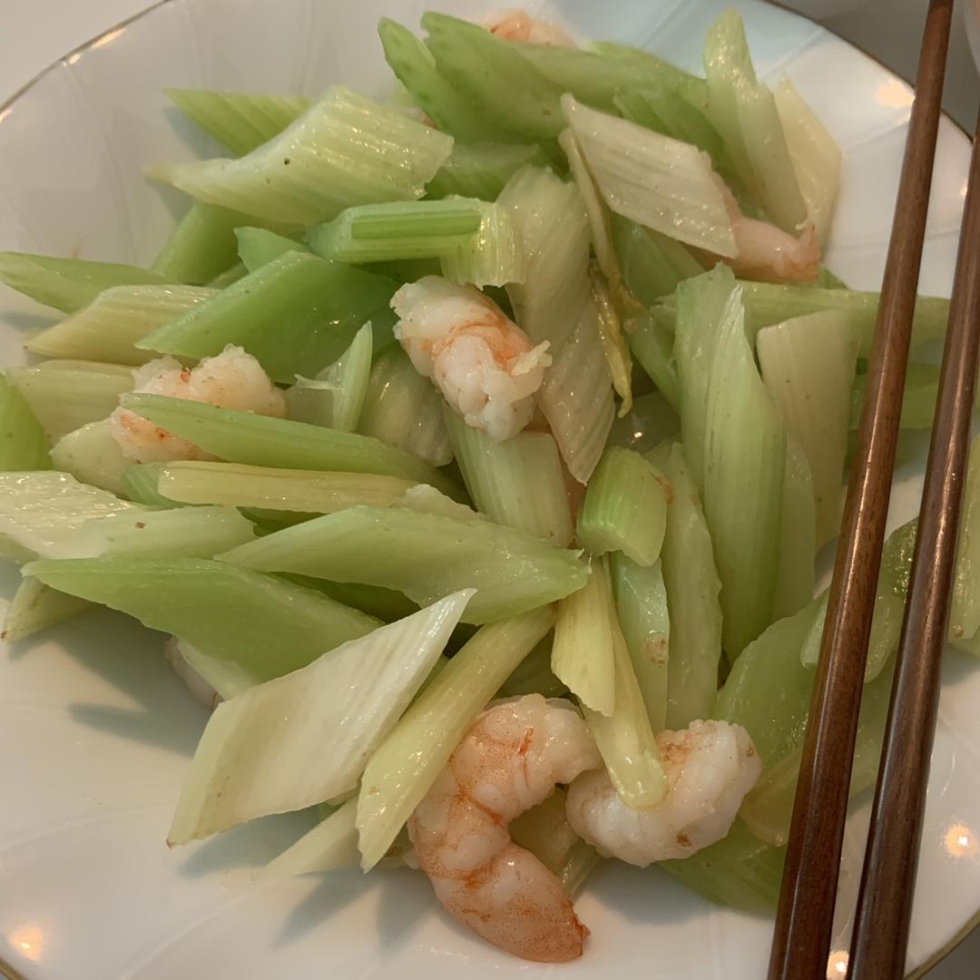 怎样炒出饭店级别的幼嫩西芹（附正确的西芹处理手法）