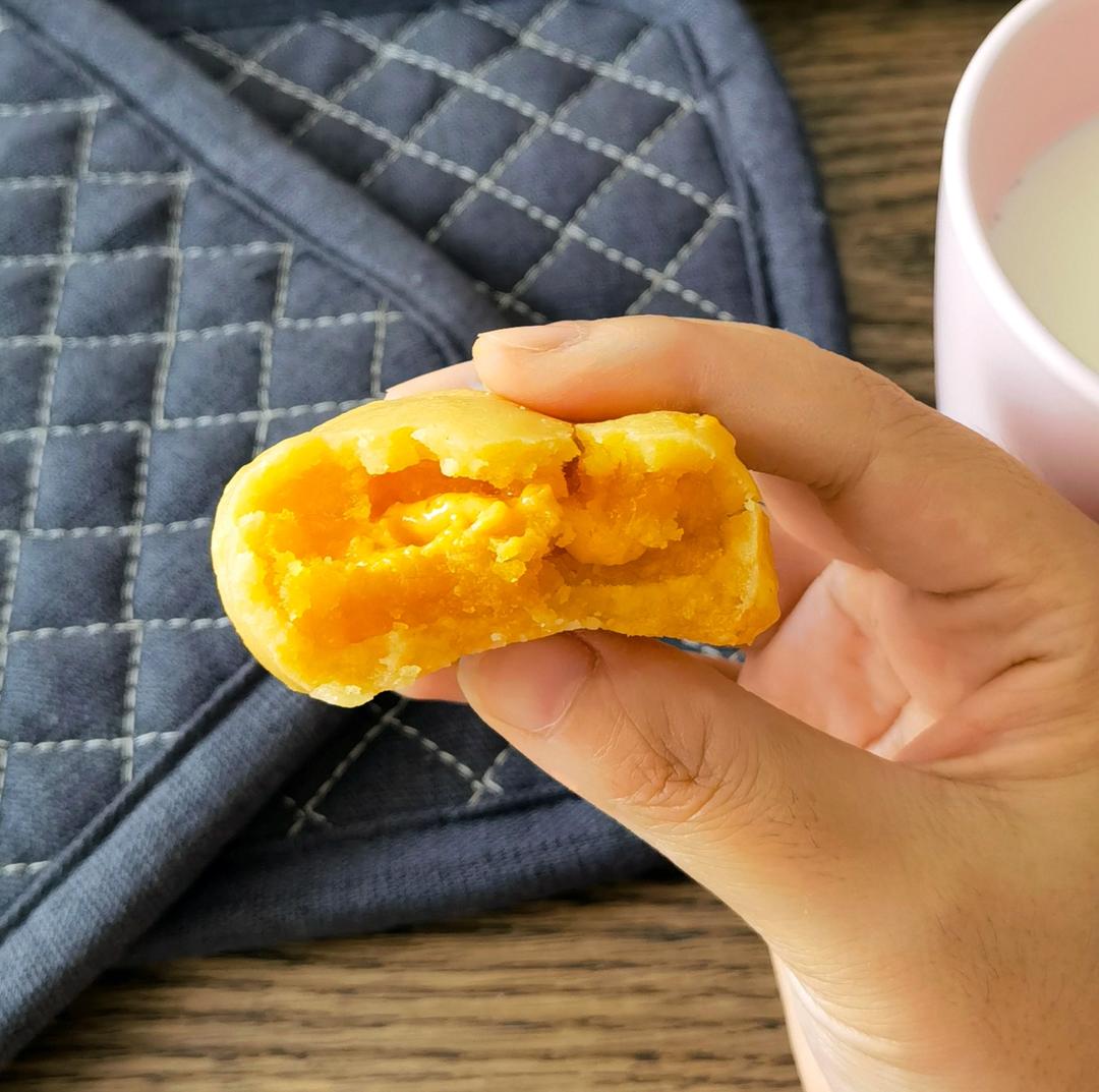 💃奶黄流心月饼——这是可以让你坐稳朋友圈厨霸位置的月饼🥮，没人点赞算我输👎