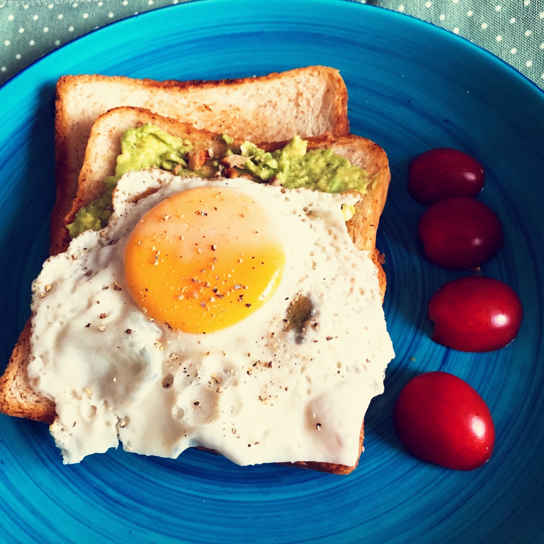 快乐的燕子xisl做的超简易快手早饭牛油果煎蛋面包