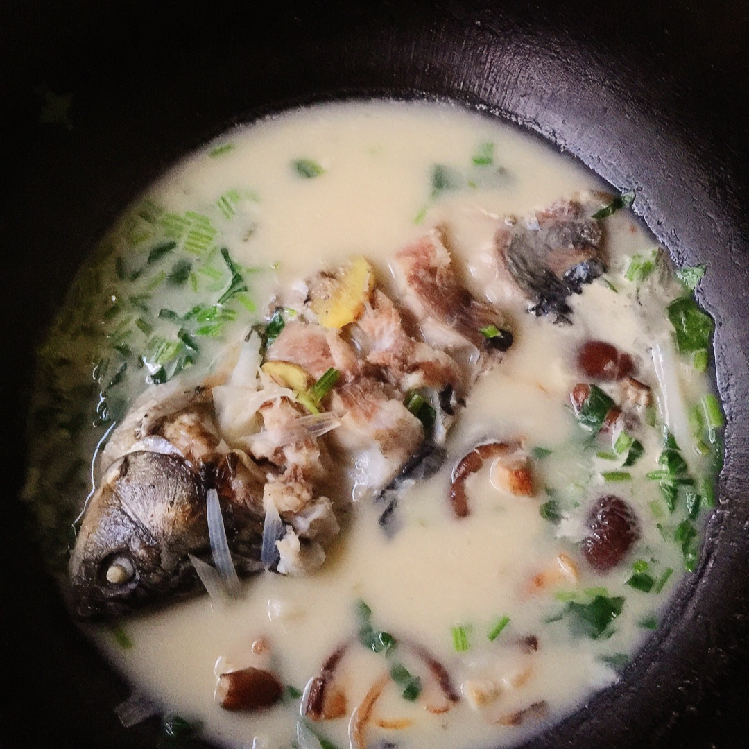 香菇鲫鱼汤-夹起平淡，放下繁华