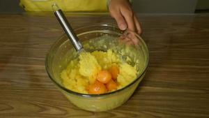 《糯米团子的厨房日记》奶黄流心月饼的做法 步骤16