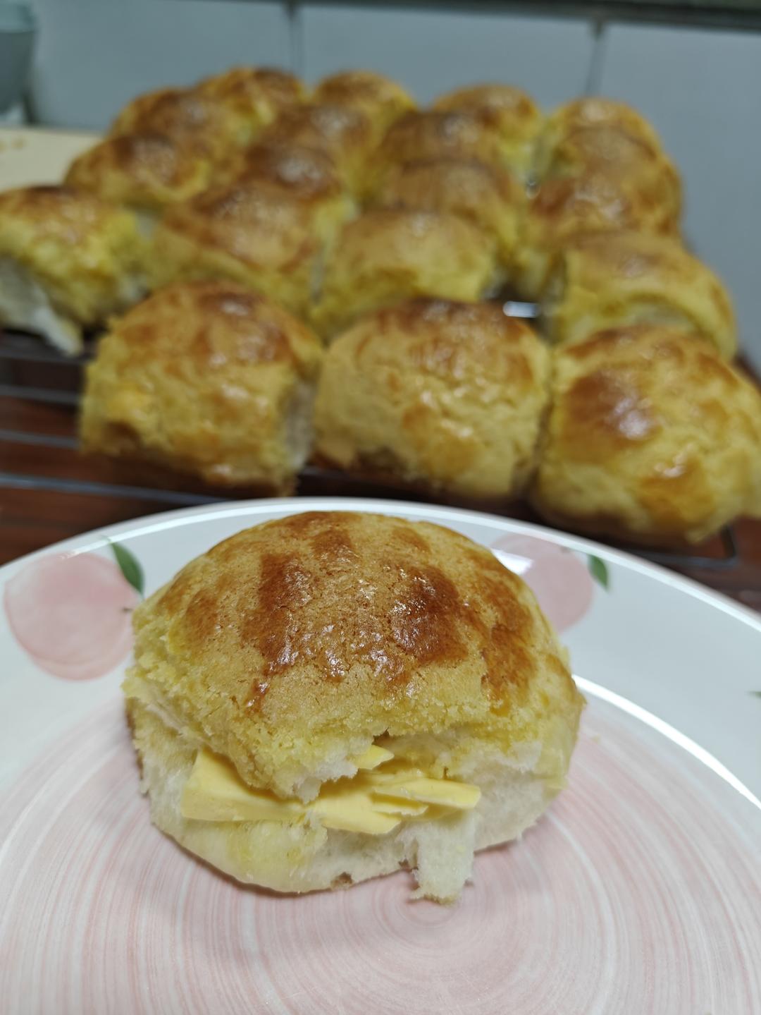 做100款面包の12：在家开茶餐厅!港式菠萝包 –不划格子自然裂开的香酥脆皮！菠萝油/酥皮包