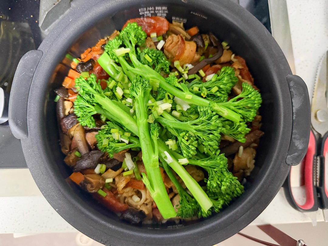 五花肉腊肠菌菇焖饭