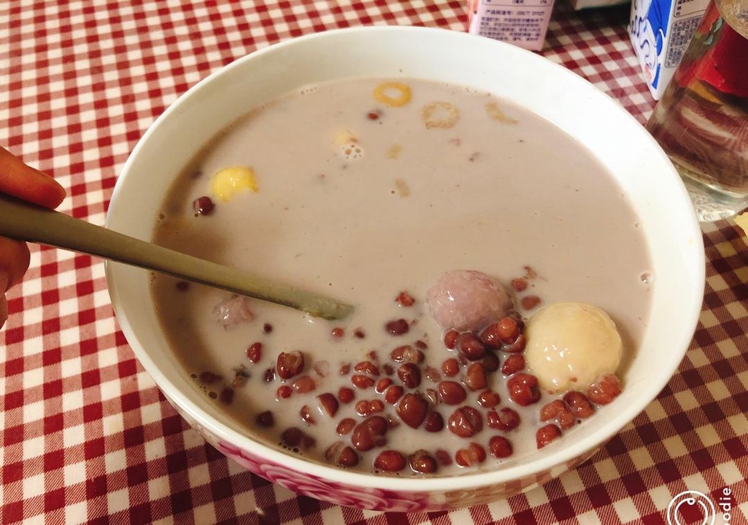 红枣红豆薏仁牛奶粥