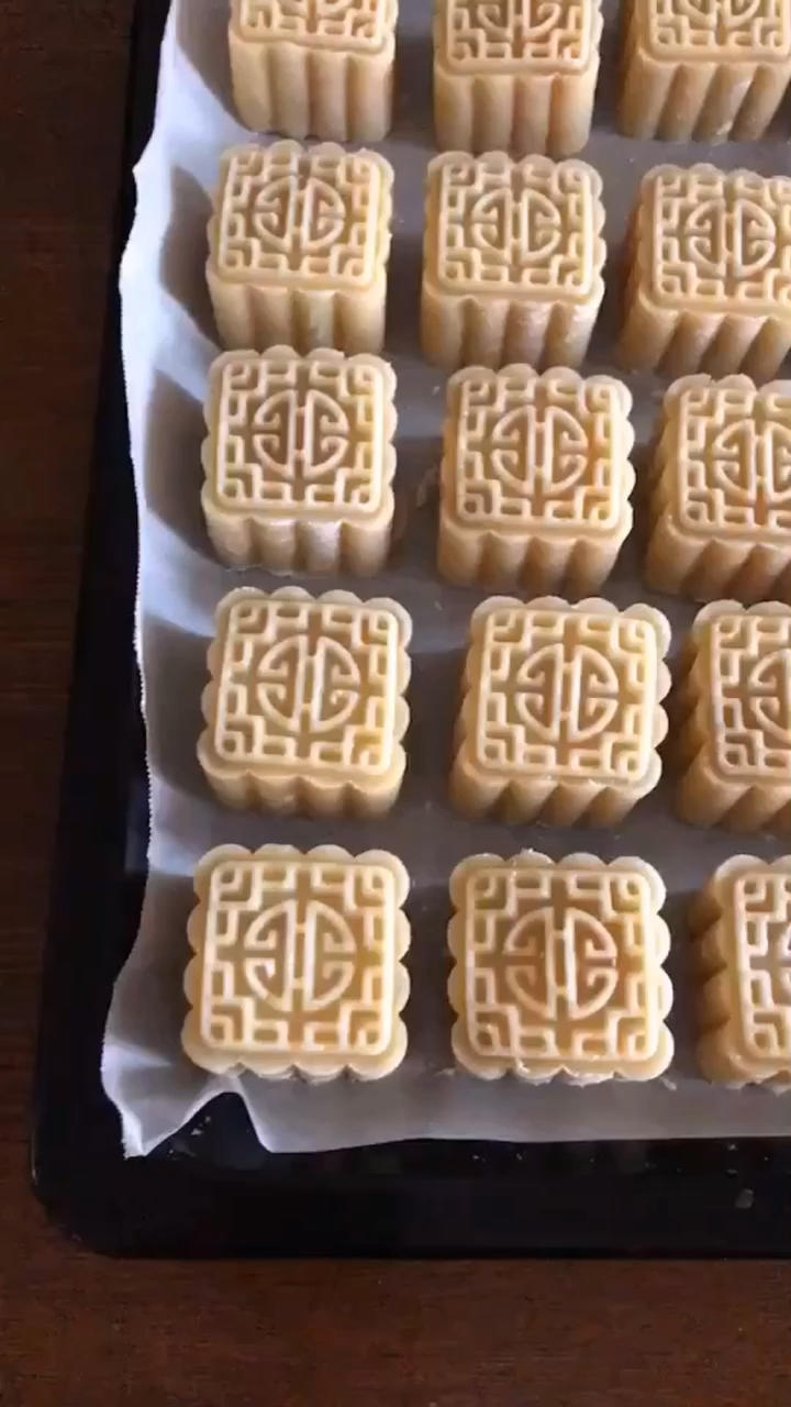 广式豆沙蛋黄月饼（步骤超详细，新手适用）
