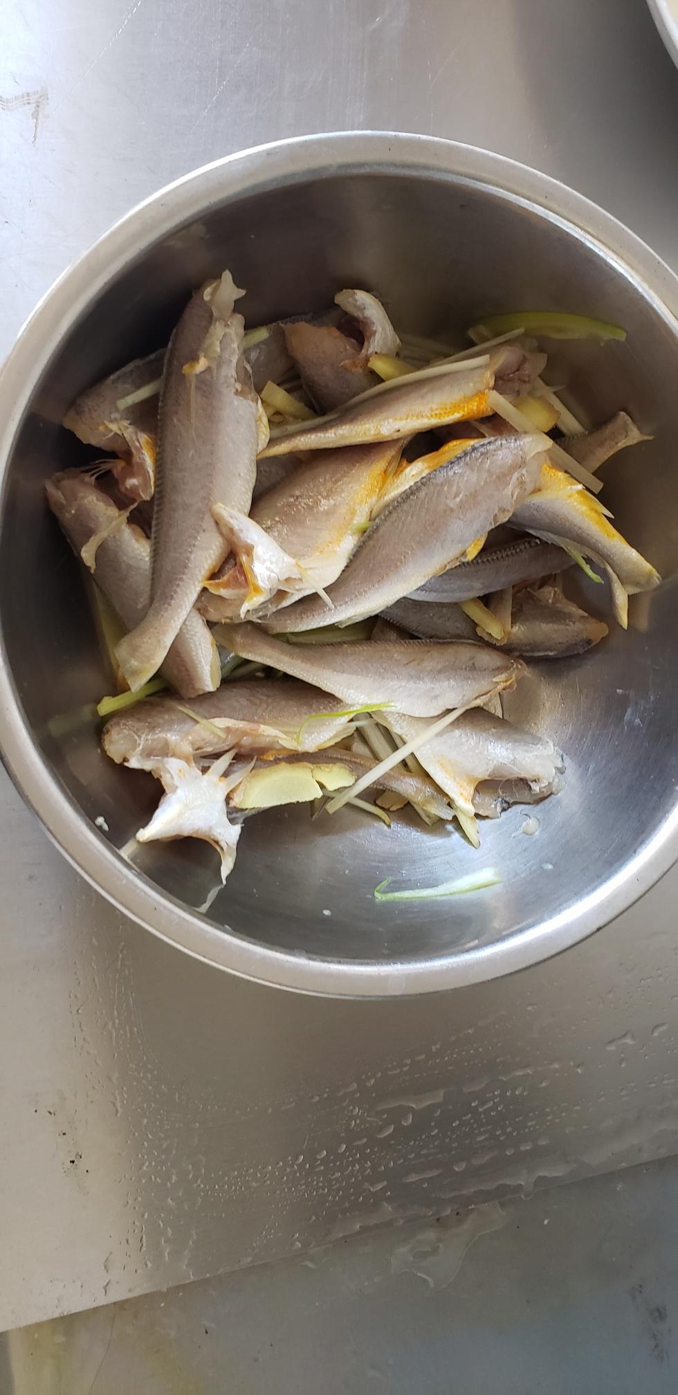 【五香】干炸小黄鱼的做法 步骤1