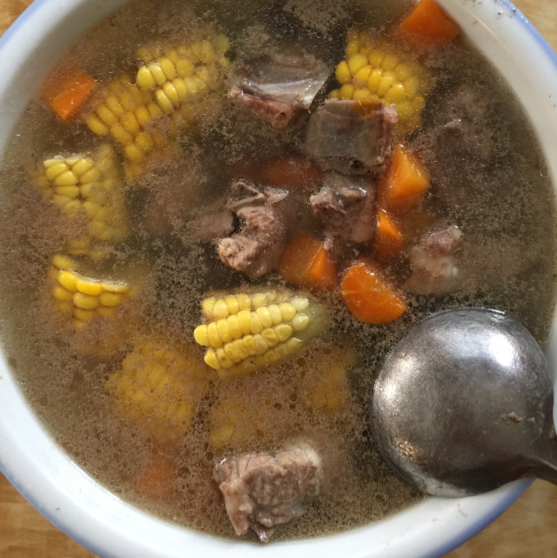 胡萝卜玉米大骨汤