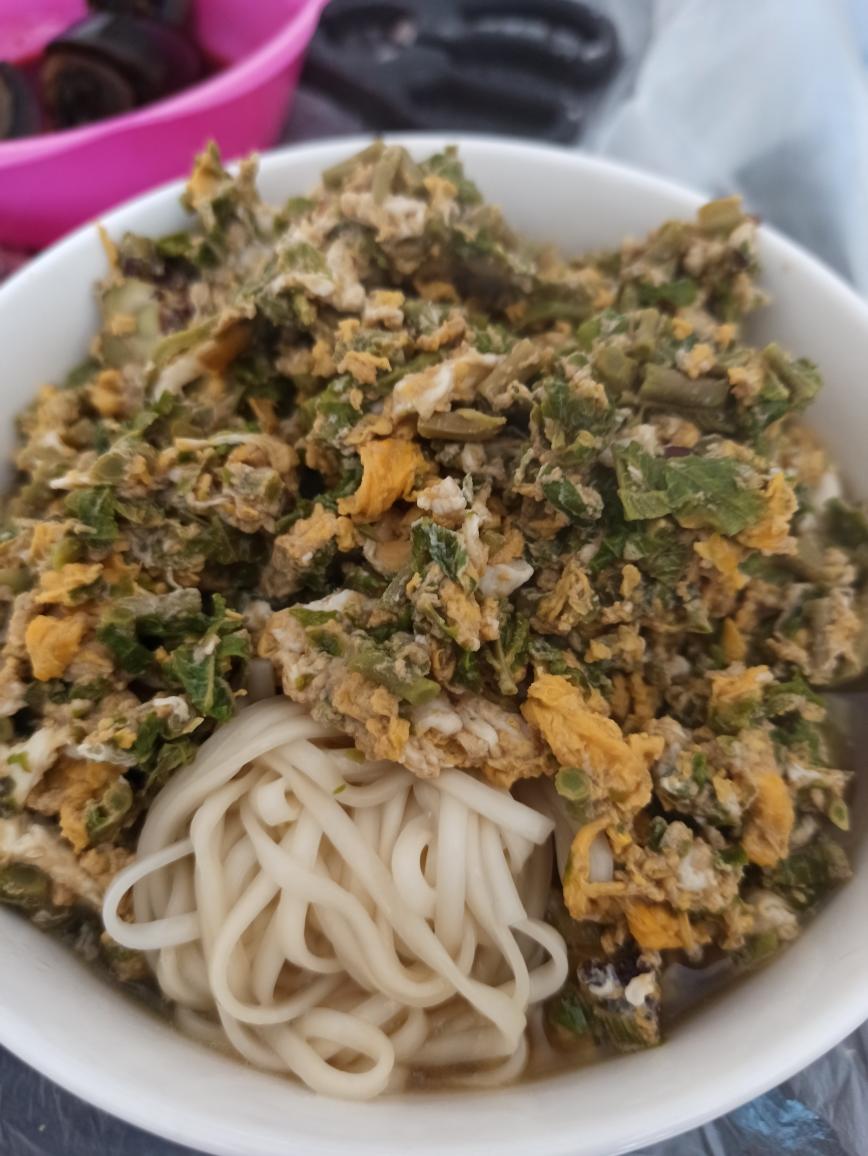 香椿芽鸡蛋面的做法
