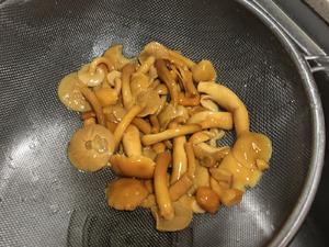 《昨日的美食》之豆腐滑菇味噌汤的做法 步骤3