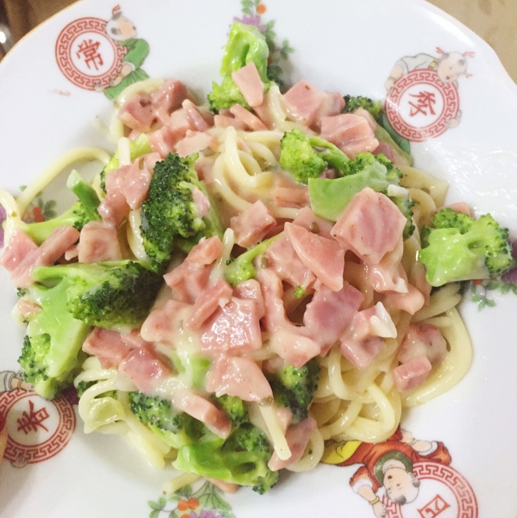 白蘑菇奶油培根意面