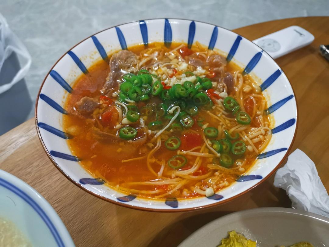 厨师长教你：“酸汤肥牛”的家常做法，金汤鲜香，酸辣开胃