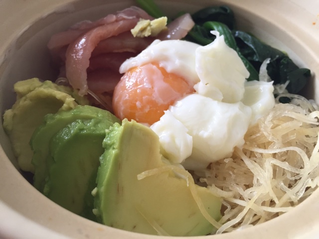 一人食牛油果溏心蛋拌饭