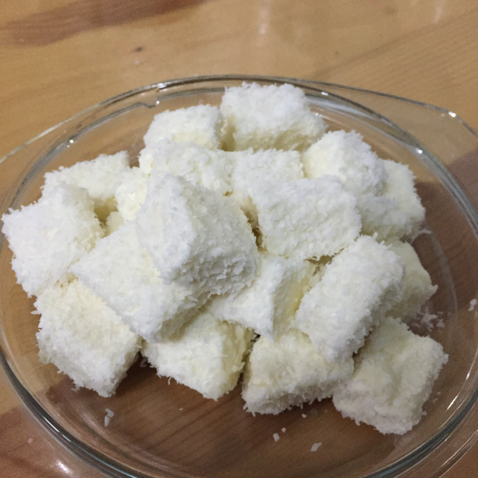 工页木昜做的椰蓉牛奶小方