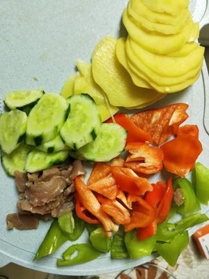(持续更新)电热饭盒食谱–金针菇黄瓜土豆饭的做法 步骤1