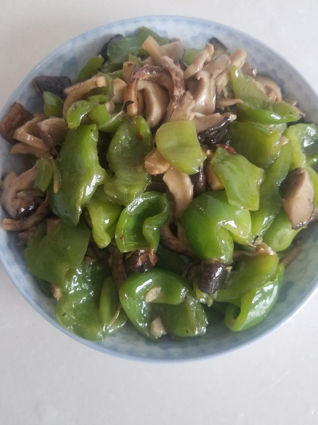 青椒炒香菇