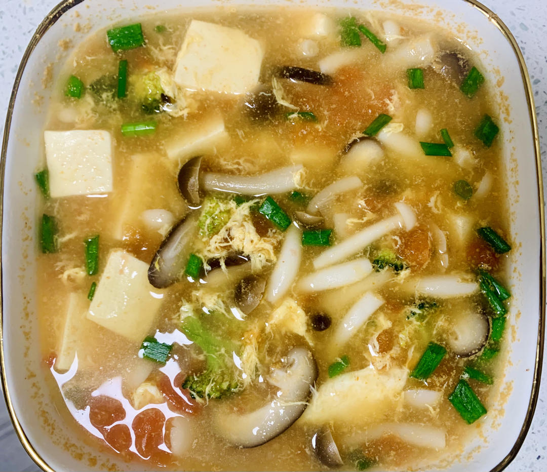 味鲜汤浓的番茄菌菇豆腐汤