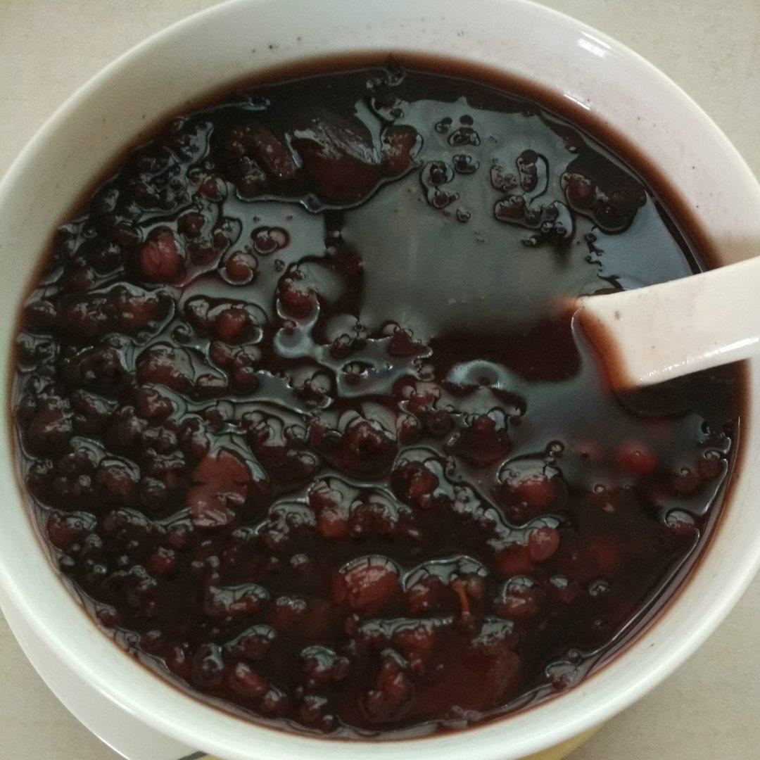 红枣黑米红豆粥