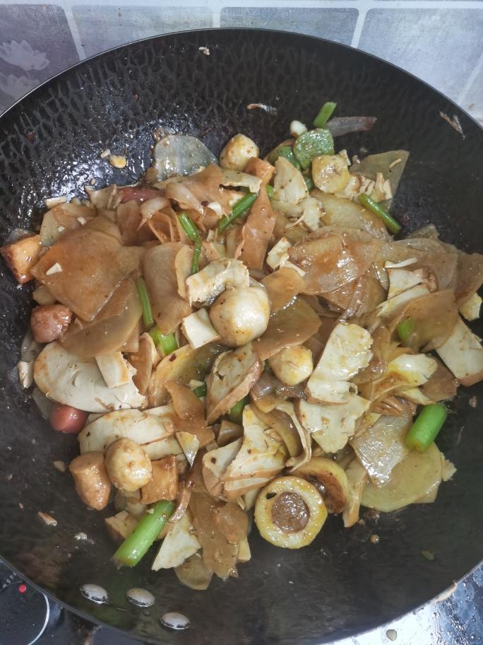 炒豆干火锅丸子